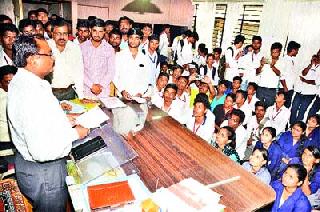 Students' stance agitation at the Deputy Directorate of Education | शिक्षण उपसंचालक कार्यालयात विद्यार्थ्यांचे ठिय्या आंदोलन Students' stance agitation at the Deputy Directorate of Education | शिक्षण उपसंचालक कार्यालयात विद्यार्थ्यांचे ठिय्या आंदोलन