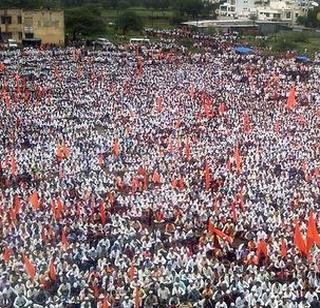 Stop the road from the Maratha community in Majalgaon | माजलगावात मराठा समाजाच्या वतीने रास्ता रोको Stop the road from the Maratha community in Majalgaon | माजलगावात मराठा समाजाच्या वतीने रास्ता रोको