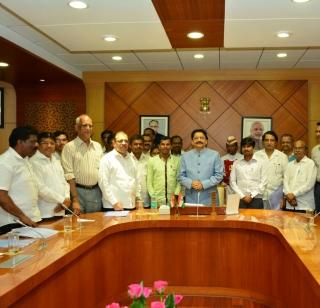 90% of the employees 'future sustainability' too tough! | ९० टक्के कर्मचाऱ्यांचा ‘भविष्य निर्वाह’ही खडतर ! 90% of the employees 'future sustainability' too tough! | ९० टक्के कर्मचाऱ्यांचा ‘भविष्य निर्वाह’ही खडतर !