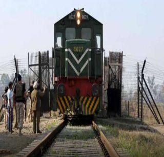 Pakistan has prevented 4 Indian women from climbing in the Samjhauta Express | पाकिस्तानात 4 भारतीय महिलांना समझोता एक्स्प्रेसमध्ये चढण्यापासून रोखलं