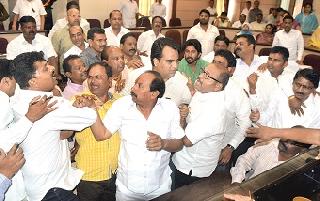 ... then dump officials in the trash | ... तर अधिकाऱ्यांना कचऱ्यात बुडवू ... then dump officials in the trash | ... तर अधिकाऱ्यांना कचऱ्यात बुडवू