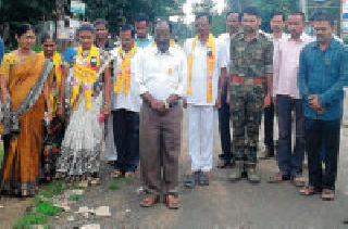 Uri incident martyrs are honored in the district | उरी घटनेतील शहीद जवानांना जिल्ह्यात आदरांजली Uri incident martyrs are honored in the district | उरी घटनेतील शहीद जवानांना जिल्ह्यात आदरांजली