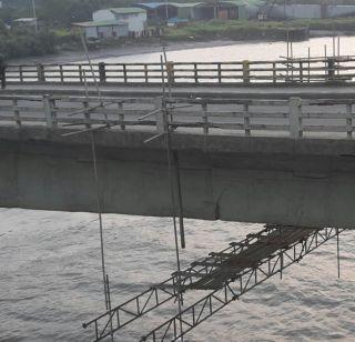 Versa bridge pulls again; The start of the repair next week | वरसावे पुलाला पुन्हा तडे; पुढील आठवडयात दुरुस्तीला सुरुवात Versa bridge pulls again; The start of the repair next week | वरसावे पुलाला पुन्हा तडे; पुढील आठवडयात दुरुस्तीला सुरुवात