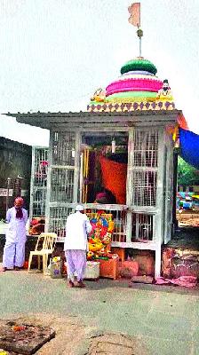 Rangarangoti temple for Navratri festival | नवरात्रोत्सवासाठी मंदिरांना रंगरंगोटी