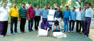 Transformers break through copper thieves | ट्रान्सफॉर्मर फोडून तांबे चोरणारे गजाआड Transformers break through copper thieves | ट्रान्सफॉर्मर फोडून तांबे चोरणारे गजाआड