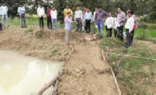 Farmer's survey: | शेततळ्याची पाहणी : Farmer's survey: | शेततळ्याची पाहणी :