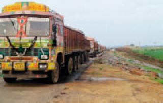 Tehsildar seized 15 trucks | तहसीलदारांनी १५ ट्रक पकडले Tehsildar seized 15 trucks | तहसीलदारांनी १५ ट्रक पकडले