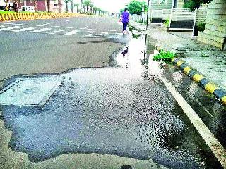 Waste thousands of liters of water | हजारो लिटर पाणी वाया