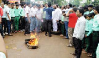 People of Goalakarje in Mulchera, Kaila 'Rasta Roko' | मुलचेरा, गोलाकर्जीत नागरिकांनी केला ‘रास्ता रोको’ People of Goalakarje in Mulchera, Kaila 'Rasta Roko' | मुलचेरा, गोलाकर्जीत नागरिकांनी केला ‘रास्ता रोको’