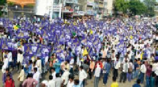 The Battalion led by the BSP | बसपाच्या नेतृत्वात धडकला मोर्चा The Battalion led by the BSP | बसपाच्या नेतृत्वात धडकला मोर्चा