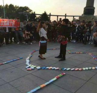 The 'Propose' by giving 999 condoms | भररस्त्यात 999 कंडोम देऊन त्याने केलं 'प्रपोज'