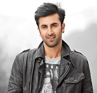 Ranbir's 'Football' cake for 'Birthday' | रणबीरच्या ‘बर्थडे’ला ‘फुटबॉल’चा केक Ranbir's 'Football' cake for 'Birthday' | रणबीरच्या ‘बर्थडे’ला ‘फुटबॉल’चा केक
