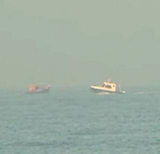 Suspicious boat in Raigad sea | रायगडच्या समुद्रात संशयास्पद बोट Suspicious boat in Raigad sea | रायगडच्या समुद्रात संशयास्पद बोट