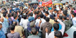 Police, Home Guard, in front of the Lotangan movement | लोटांगण आंदोलनात पोलीस, होमगार्ड आमनेसामने Police, Home Guard, in front of the Lotangan movement | लोटांगण आंदोलनात पोलीस, होमगार्ड आमनेसामने