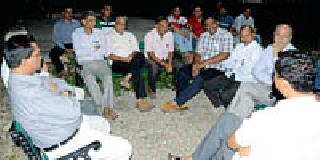 Keshav Colony's cadres gathered to teach a lesson to Gavgunds | गावगुंडांना धडा शिकविण्यासाठी केशव कॉलनीचे नागरिक एकवटले Keshav Colony's cadres gathered to teach a lesson to Gavgunds | गावगुंडांना धडा शिकविण्यासाठी केशव कॉलनीचे नागरिक एकवटले