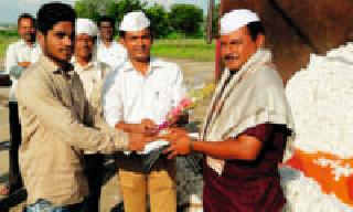 The price of cotton three thousand to cotton mohorta | कापसाच्या मुहूर्ताला साडेपाच हजाराचा भाव The price of cotton three thousand to cotton mohorta | कापसाच्या मुहूर्ताला साडेपाच हजाराचा भाव