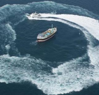 Pakistani boat found in Gujarat, nine people in the boat were arrested | गुजरातमध्ये आढळली पाकिस्तानी बोट, बोटीतील नऊ जण ताब्यात Pakistani boat found in Gujarat, nine people in the boat were arrested | गुजरातमध्ये आढळली पाकिस्तानी बोट, बोटीतील नऊ जण ताब्यात