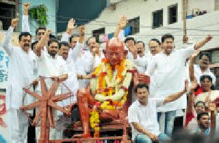 Congress leaders also divided Gandhi to him | काँग्रेस नेत्यांनी गांधींनाही विभागले Congress leaders also divided Gandhi to him | काँग्रेस नेत्यांनी गांधींनाही विभागले