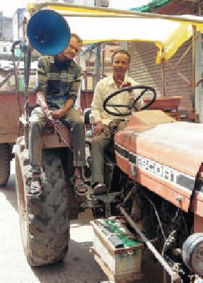 Generation medium of 'garbage' | ‘कचरागाडी’ बनल्या जनजागृतीचे माध्यम