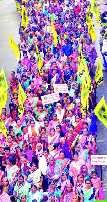 The crowd for a ramp from the remote part | दुर्गम भागातून मोर्चासाठी गर्दी