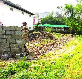 Unauthorized construction of the park was finally deleted | उद्यानातील अनधिकृत बांधकाम अखेर हटविले