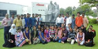 Students are filled with 'Lokmat' printing technology | ‘लोकमत’चे मुद्रण तंत्रज्ञान पाहून विद्यार्थी भारावले Students are filled with 'Lokmat' printing technology | ‘लोकमत’चे मुद्रण तंत्रज्ञान पाहून विद्यार्थी भारावले