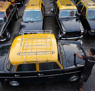 25% discount from black-and-white taxi for hitting a hull | ओला,उबरला टक्कर देण्यासाठी काळया-पिवळया टॅक्सीकडून २५ टक्के सवलत