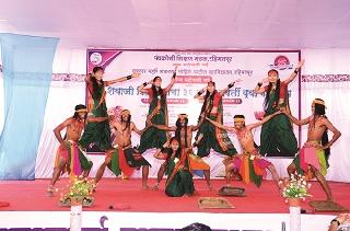 Artistic excitement | कलाविष्काराला तरुणाईची दाद Artistic excitement | कलाविष्काराला तरुणाईची दाद