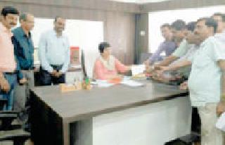 Written agitation of agricultural workers | कृषी कर्मचाऱ्यांचे लेखणीबंद आंदोलन