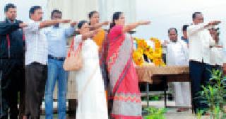 Sworn oath of Mahatma Gandhi's oath of cleanliness | महात्मा गांधींच्या साक्षीने स्वच्छतेची शपथ Sworn oath of Mahatma Gandhi's oath of cleanliness | महात्मा गांधींच्या साक्षीने स्वच्छतेची शपथ