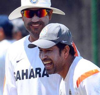 Sehwag's six over Sachin Tendulkar bowling in Twitter | ट्विटरवरील सामन्यात सचिन तेंडूलकरच्या गोलंदाजीवर सेहवागचा षटकार