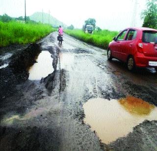 Karjat-Kalyan Highway dangerous! | कर्जत-कल्याण राज्यमार्ग धोकादायक !