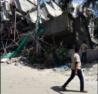 The building collapses in Bangalore, many people are feared trapped under the dug | बंगळुरूमध्ये इमारत कोसळली, ढिगा-याखाली अनेक जण अडकल्याची भीती The building collapses in Bangalore, many people are feared trapped under the dug | बंगळुरूमध्ये इमारत कोसळली, ढिगा-याखाली अनेक जण अडकल्याची भीती