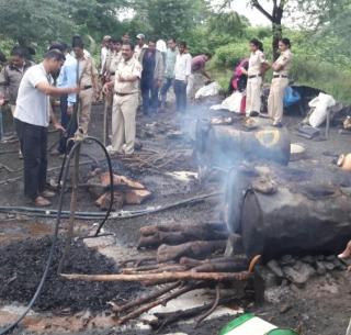 50 thousand liters of ammunition was washed into an attack in Solapur and destroyed | सोलापूरमध्ये धाड घालून ५० हजार लिटर हातभट्टी दारू केली नष्ट 50 thousand liters of ammunition was washed into an attack in Solapur and destroyed | सोलापूरमध्ये धाड घालून ५० हजार लिटर हातभट्टी दारू केली नष्ट