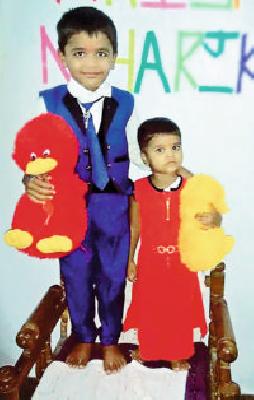 Chameleon's neck cut by blade | ब्लेडने कापले चिमुकल्यांचे गळे