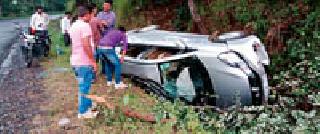 The car collapsed; Six injured | कार दरीत कोसळली; सहा जखमी The car collapsed; Six injured | कार दरीत कोसळली; सहा जखमी