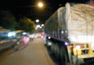 The risk of heavy traffic | अवजड वाहतुकीचा धोका The risk of heavy traffic | अवजड वाहतुकीचा धोका