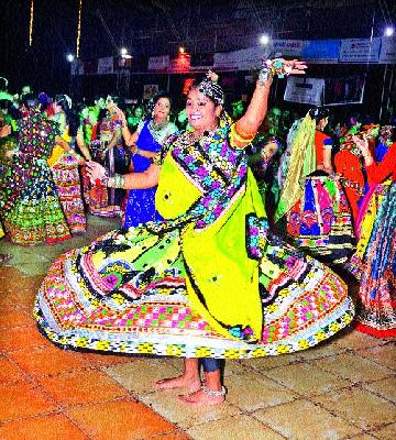 Dandiya lovers excite the excitement | दांडिया प्रेमींच्या उत्साहाला उधाण Dandiya lovers excite the excitement | दांडिया प्रेमींच्या उत्साहाला उधाण