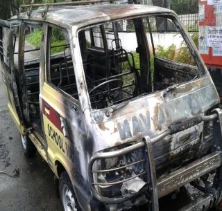 VIDEO: School van took abdomen in Pune, students rescued briefly | VIDEO : पुण्यात स्कूल व्हॅनने घेतला पेट, विद्यार्थी थोडक्यात बचावले