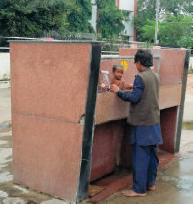 Bath on the nipple ... | नळावर आंघोळ...