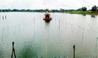 Mother Durga established on 20 feet of water | २० फूट पाण्यावर माँ दुर्गेची स्थापना