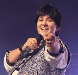 Phalguni Pathak will sing in Marathi | फाल्गुनी पाठक मराठीत गाणार Phalguni Pathak will sing in Marathi | फाल्गुनी पाठक मराठीत गाणार