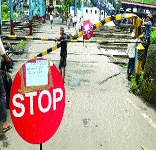 The train stops the tempo | रेल्वे फाटकाला टेम्पोची धडक