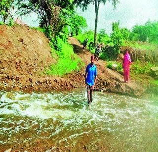 The water flow went down the road | पाण्याच्या प्रवाहाने रस्ता गेला वाहून