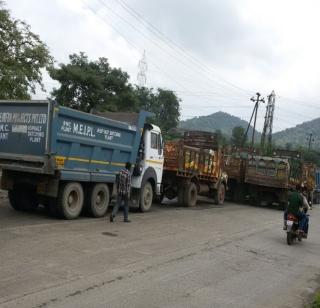 11 trucks seized illegally by Vasai patrol | वसईत बेकायदा रेती वाहतूक करणारे ११ ट्रक जप्त