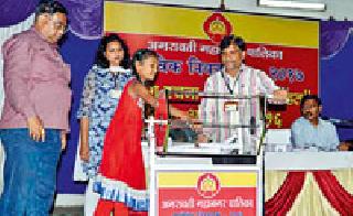 Pushes to Founders; Existing steward face-to-face | प्रस्थापितांना धक्का; विद्यमान कारभारी आमने-सामने