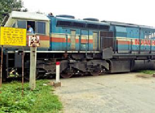 An unmanned rail gate on the interstate road | आंतरराज्यीय मार्गावर मानवविरहित रेल्वे फाटक An unmanned rail gate on the interstate road | आंतरराज्यीय मार्गावर मानवविरहित रेल्वे फाटक