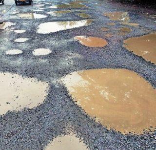 Two hundred pits dug to find leakage, the glory of the city | गळती शोधण्यासाठी खोदले दोनशे खड्डे, पालिकेचा प्रताप Two hundred pits dug to find leakage, the glory of the city | गळती शोधण्यासाठी खोदले दोनशे खड्डे, पालिकेचा प्रताप