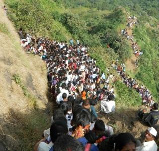 Lotus devotees throng to Kalsubai's view | कळसुबाईच्या दर्शनाला लोटला भक्तांचा महापूर Lotus devotees throng to Kalsubai's view | कळसुबाईच्या दर्शनाला लोटला भक्तांचा महापूर