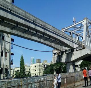 VIDEO: A part of the Mono Rail track collapsed at Currieode | VIDEO : करीरोड येथे मोनो रेल ट्रॅकचा काही भाग कोसळला VIDEO: A part of the Mono Rail track collapsed at Currieode | VIDEO : करीरोड येथे मोनो रेल ट्रॅकचा काही भाग कोसळला